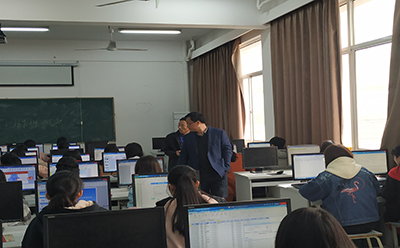 同学们进行上机考试