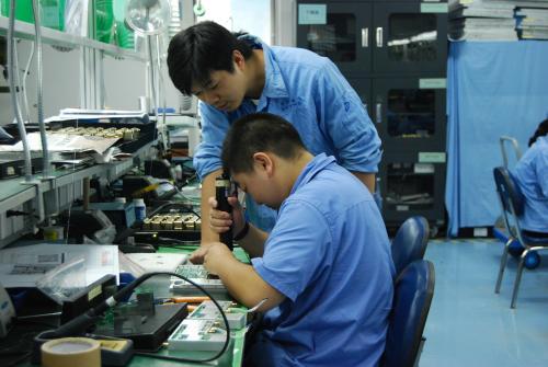 两位学员正在专研技术