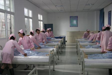 护士们正在整理病床