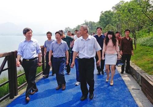 一群领导走在路上